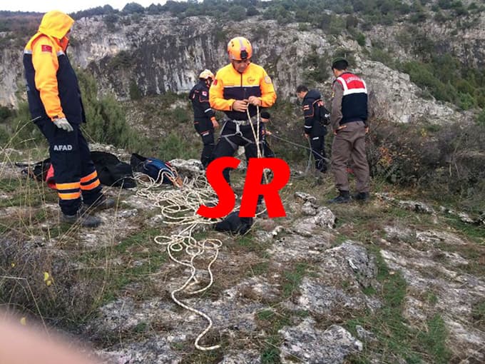 Kayalıkta Mahsur Kalan Koyunu AFAD Ekibi Kurtardı