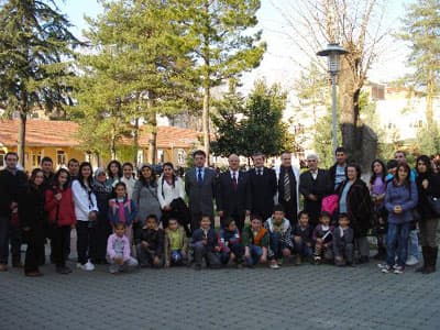 <p><font face="arial,helvetica,sans-serif" size="2">Hendek Eğitim Fak&uuml;ltesi Dekanı Vahdettin Sevin&ccedil;, projenin kendileri a&ccedil;ısından olumlu olacağını d&uuml;ş&uuml;nd&uuml;klerini s&ouml;yledi. &Uuml;niversiteler ve fak&uuml;ltelerin bulundukları yerde doğrudan halka ve &ccedil;evresindeki insanlara hizmet vermesinin ama&ccedil;ları arasında olduğunu kaydeden Sevin&ccedil;, <font color="#333399">&quot;Bizler de &ouml;ğretmen yetiştiren bir fak&uuml;lte olduğumuz i&ccedil;in, &ouml;ncelikle il&ccedil;e halkına ve &ccedil;evremize hizmet etmeyi ama&ccedil;lıyoruz. Fak&uuml;ltemiz dibine ışık veren bir kurum olduğunu d&uuml;ş&uuml;n&uuml;yorum. Bizler bu projeyi y&uuml;r&uuml;t&uuml;rken maddi bir beklentimiz asla olmadı.Bizlerin maddi beklentinin dışında daha &ccedil;ok manevi hazzı duymak i&ccedil;in &ccedil;alışıyoruz. B&ouml;yle g&uuml;zel projeleri hayata ge&ccedil;irerek il&ccedil;emize faydalı olacağımızı d&uuml;ş&uuml;n&uuml;yorum.&quot;</font> dedi. </font></p><p><font face="arial,helvetica,sans-serif" size="2">Hendek Eğitim Fak&uuml;ltesi &ouml;ğrencisi Ahmet Kadrancıoğlu, &ouml;ğrencilere sağlayacakları desteğin &ouml;ğrencilerin kendilerini yalnız hissetmemelerinin yanında i&ccedil;inde bulundukları toplumun bir &uuml;yesi olarak hissetmelerine katkıda bulunacağını ifade etti. </font></p><p><font face="arial,helvetica,sans-serif" size="2">İlk&ouml;ğretim d&uuml;zeyinde olan akademik, sosyal ve psikolojik boyutlarda sorun yaşayan &ouml;ğrencilerin uygun kaynaktan işlevsel yardım almalarının &ccedil;ok &ouml;nemli olduğunu kaydeden Kadrancıoğlu, ş&ouml;yle konuştu: <font color="#333399">&quot;Bu &ccedil;ocuklara bu d&uuml;zeyde yapılacak b&ouml;yle bir yardım &ouml;ğrencilerin sosyal yaşamı riske edebilecek davranışlara sahip olmasını engelleyebilmesi a&ccedil;ısından &ouml;nemlidir. Bu &ccedil;ocuklara verilecek yardım hem onlar i&ccedil;in hem de aileleri i&ccedil;in yalnız olmadıkları mesajını vermesi a&ccedil;ısından &ouml;nemlidir. Eğitim Fak&uuml;ltesi &ouml;ğrencilerini mesleki yaşamları boyunca karşılaşma ihtimali &ccedil;ok y&uuml;ksek olan bu t&uuml;r problemlerle baş etme konusunda bilgi beceri ve tutum kazanmalarına yapacağı katkı a&ccedil;ısından da &ccedil;ok &ouml;nemlidir. Proje aynı, zamanda bireylere farlılıklarla birlikte yaşama k&uuml;lt&uuml;r&uuml; oluşturma a&ccedil;ısından da &ouml;nem taşıyor.&quot;</font></font></p>