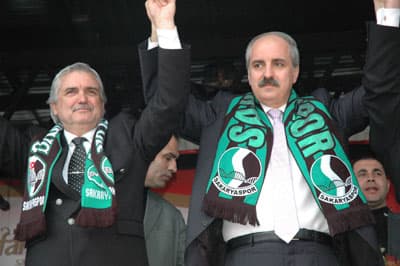 <font face="Arial" size="2">Saadet Partisi y&ouml;neticilerinin koltukta oturmak i&ccedil;in siyaset yapmadığını belirten Kurtulmuş, ş&ouml;yle konuştu: &quot;Ge&ccedil;mişte hi&ccedil;bir medya grubunun, hi&ccedil;bir baskı grubunun, hi&ccedil;bir &ccedil;ıkar grubunun g&uuml;d&uuml;m&uuml;ne girmediğimiz gibi g&ouml;lgesinde olmadığımız gibi, bundan sonra da hi&ccedil;bir &ccedil;ıkar grubunun g&ouml;lgesinde olmayacağız. Hi&ccedil;bir &ccedil;ıkar grubunun hi&ccedil;bir medya grubunun bizi y&ouml;nlendirmesi, hi&ccedil;bir anlamda, bizle işbirliği i&ccedil;inde olması m&uuml;mk&uuml;n değil. Biz sadece milletimizin &ccedil;ıkarı i&ccedil;in siyaset yapacağız. Biz sadece bu &uuml;lke<br />vatandaşlarının yine b&uuml;y&uuml;k T&uuml;rkiye'nin vatandaşları olması i&ccedil;in m&uuml;cadele edeceğiz.&quot;</font>