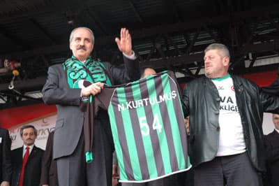 <font size="2"><font face="Arial"><strong>ADRES SAADET PARTİSİ<br /><br /></strong>Dolayısıyla Saadet Partisi hakkında sağda solda s&ouml;ylenen s&ouml;zlere kimsenin kulak asmadığını anlatan Kurtulmuş, s&ouml;zlerini ş&ouml;yle s&uuml;rd&uuml;rd&uuml;: <font color="#333399">&quot;Ama şunu g&ouml;steriyor: Demek ki Saadet Partisi birilerinin r&uuml;yalarını artık ka&ccedil;ırıyor. Demek ki Saadet Partisi, T&uuml;rkiye'nin siyaset denkleminin en &ouml;nemli unsurudur. Yıllardır ne diyorlardı alternafimiz yok diyorlardı. Gidin millete sorun. Millet artık alternatifin Saadet Partisi olduğunu s&ouml;yl&uuml;yor.&quot;</font>&nbsp;<br /><br />Diğer partilerin liderlerini eleştiren Kurtulmuş, <font color="#333399">&quot;Diğer partilerin lideri birbirlerinin ayaklarına &ccedil;elme takmaya &ccedil;alışırken, birbirlerine hakaret i&ccedil;eren s&ouml;zler s&ouml;yleyerek siyaset yaptıklarını zannederken, biz bu millet i&ccedil;in doğru olan şeyleri s&ouml;yledik. Uyarılarımızı yaptık&quot;</font> dedi.<br /><br />Kurtulmuş, başbakanın &quot;Saadet Partisi y&uuml;kseliyor, ben şimdi IMF ile anlaşacağımı s&ouml;ylersem bu millet gider Saadet Partisi'ni se&ccedil;er. Bana oy vermekten vazge&ccedil;er&quot; diye se&ccedil;imden sonraya IMF ile anlaşmayı bıraktığını s&ouml;yledi.<br /><br /><font color="#333399">&quot;Millet adına iki yakamız ellerinde olur&quot;</font> diyen Kurtulmuş, şunları s&ouml;yledi: <font color="#333399">&quot;T&uuml;rkiye'yi yoksullaştıran IMF anlaşmasına m&uuml;saade etmeyiz. Biz dost&ccedil;a uyarımızı yaptık. Se&ccedil;im meydanlarında kavga etmek, se&ccedil;im meydanlarında birilerine hakaret etmek bize yakışmaz.&quot;</font>&nbsp;</font></font>