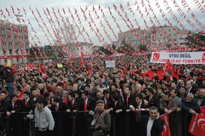 <font face="Arial" size="2">Ge&ccedil;en hafta sayın başbakanın baklayı ağzından &ccedil;ıkardığını, se&ccedil;imden sonra IMF ile anlaşma imzalayacağız dediğini hatırlatan Kurtulmuş, s&ouml;zlerine ş&ouml;yle devam etti: <font color="#333399">&quot;Hani derler ya bu ne perhiz bu ne lahana turşusu. Madem imzalamayacaktınız, niye &uuml;m&uuml;ğ&uuml;m&uuml;z&uuml; sıkacaksınız anlaşamayız diye s&ouml;ylediniz. Acaba IMF ile ne pazarlığı yapıyorsunuz.&quot;</font>&nbsp;<br /><br />Yaklaşık iki milyon kişinin kredi kartlarından dolayı bankaların kara listesine girdiğini anlatan&nbsp; Kurtulmuş, ş&ouml;yle konuştu: &quot;Başbakan diyor ki kendi c&uuml;mlesi. Ben bunlara d&uuml;r&uuml;st demem, kredi kartı mağduru olmaz. Bu vatandaşlar pırlanta almak i&ccedil;in mi kredi kartı kullandı, beyaz eşya almak i&ccedil;in mi kredi kartı kullandı, gemi almak i&ccedil;in mi kredi kartı kullandı, mısır fabrikası almak i&ccedil;in mi kredi kartı kullandı? Vatandaşlarımız ekmek peynir almak i&ccedil;in kredi kartı kullandı.&quot;<br /><br />Kurtulmuş, konuşmasında <font color="#333399">&quot;Sayın başbakan bu &uuml;lkede peynir ekmek gibi kredi kartı dağıtılıyordu, o zaman bu &uuml;lkeyi kim y&ouml;netiyordu&quot;</font> diye sordu.</font>