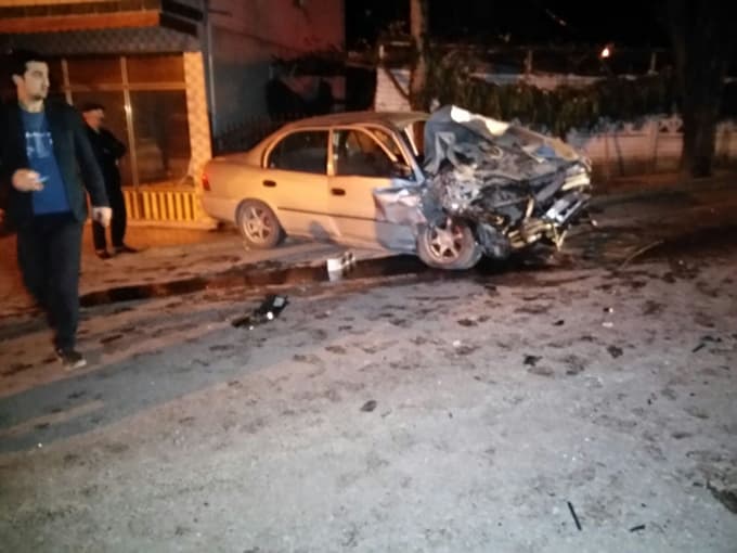 Akyazı'da otomobiller çarpıştı
