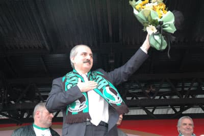 <font face="Arial" size="2">T&uuml;rkiye'de kapanan iş yeri oranının y&uuml;zde 50 arttığını anlatan Kurtulmuş, şunları s&ouml;yledi: <font color="#333399">&quot;Sayın başbakan diyor ki evet kapanan yerlerde oldu. Bunlar beceriksizse ben ne yapayım. Beceriksizler kapandı diyor. 10 yıl &ouml;nce işsizlik yoktu. Fabrikalar kapanmıyordu. Demek ki o beceriksizlik T&uuml;rkiye'yi y&ouml;netenlerin beceriksizliği.&nbsp; T&uuml;rkiye'de h&uuml;k&uuml;met edenlerin beceriksizliğidir.&quot;</font>&nbsp;<br /><br />Bu sırada vatandaşların yuh &ccedil;ekmesi &uuml;zerine Kurtulmuş, <font color="#333399">&quot;Yuh yok. Saadet Partisi'nin toplantısında hi&ccedil; kimseye yuh &ccedil;ekilmeyecek&quot;</font> dedi.&nbsp;<br /><br /><strong>OBAMA'NIN İSTEKLERİ VAR</strong><br /><br />ABD Başkanı Obama'nın T&uuml;rkiye'ye gelmesini değerlendiren Kurtulmuş, s&ouml;zlerini ş&ouml;yle s&uuml;rd&uuml;rd&uuml;: &quot;5-6 Nisan'da sayın Obama geliyor. Hoş gelsin, sefalar getirsin. S&ouml;yleyecek bir şeyimiz yok. Bizim tahminimiz sayın Obama T&uuml;rkiye'den 4-5 şey isteyecek. Bunlardan bir tanesini Sakarya'da s&ouml;yl&uuml;yorum. Irak'taki Amerikan askerlerini silahlı olarak T&uuml;rkiye topraklarını kullanarak tahliye edilmesini isteyecek. Siz buna razı mısınız?&quot;&nbsp;&nbsp;&nbsp;&nbsp;</font>