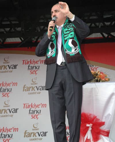 <font size="2"><font face="Arial"><strong>SANDIK BAŞI DEMOKRASİ ALANIDIR<br /><br /></strong>Y&uuml;ksek Se&ccedil;im Kurulu'nun baş&ouml;rt&uuml;l&uuml; sandık m&uuml;şahitlerine izin vermemesine de tepki g&ouml;steren Kutulmuş, </font></font><font size="2"><font face="Arial"><font color="#333399">&quot;Bu Pazar se&ccedil;imler yapılacak. Ancak Y&uuml;ksek Se&ccedil;im Kurulu garip bir karara imza atıyor. Partilerin temsilcisi olan insanlar, sandık başında m&uuml;şahit olamayacaklar. Buradan Y&uuml;ksek Se&ccedil;im Kurulu'na sesleniyorum. Bu kadarı olmaz. Bu memlekette bir noktadan sonra utanmazsanız diyeceksiniz ki: Baş&ouml;rt&uuml;l&uuml; olan vatandaşlarımız gidip oy kullanmasın. Sandık başı kamusal alan değildir. Sandık başı demokrasi alanıdır.<br />Milletin karar alanıdır ve baş&ouml;rt&uuml;l&uuml;ler de bu milletin bir par&ccedil;asıdır.&quot;&nbsp;<br /></font><br />Kurtulmuş ayrıca, YSK'nın baş&ouml;rt&uuml;l&uuml; sandık m&uuml;şahitleriyle ilgili kararı Nisan 2008'de aldığını ancak h&uuml;k&uuml;metin bunu d&uuml;zeltmediğini s&ouml;yledi.&nbsp;&nbsp;&nbsp;<br /><br />Kurtulmuş, Başbakan Erdoğan'ın bazen muhalefet lideri gibi konuştuğunu da s&ouml;zlerine ekledi. Mitingden sonra Kurtulmuş, Kocaeli'ye gitti.</font></font>