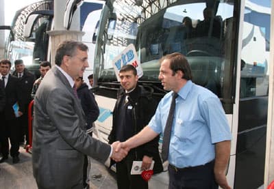 <font face="Arial" size="2">Bizim tek amacımız hizmet etmektir diyen Zeki To&ccedil;oğlu, &quot;Biz diğerlerine benzemeyiz. Biz olmayacak vaatlerle insanlarımızı kandırmayız. Bizim yalanla dolanla, iftira kampanyalarıyla işimiz olmaz. En &ouml;nemlisi biz koltuk sevdalısı değiliz. Bizim tek amacımız var o da hizmet etmektir. Bu zamana kadar yaptıklarımız ortada. Ak Partili h&uuml;k&uuml;metler d&ouml;neminde, Ak Partili belediyeler d&ouml;neminde &uuml;lkemizin ve şehirlerimizin yaşadığı gelişme herkesin malumu. Başbakanımız Recep Tayyip Erdoğan &uuml;lkemizi kalkındırmak adına gece g&uuml;nd&uuml;z demeden &ccedil;alışıyor. Biz de yerel y&ouml;neticiler olarak şehirlerimizi geliştirmek i&ccedil;in var g&uuml;c&uuml;m&uuml;zle &ccedil;alışıyoruz. Bakın Ak Parti Sakarya i&ccedil;in bir şanstır. Bu şansı 29 Mart se&ccedil;imlerinde de insanlarımızın değerlendireceğini biliyorum. Bu se&ccedil;imlerle inşallah Ak Partimiz oylarını artıracak biz de B&uuml;y&uuml;kşehir Belediye Başkanı olarak sizlere hizmet edeceğiz. Se&ccedil;imlerin şimdiden hayırlı olmasını diliyorum&quot; diye konuştu.</font>