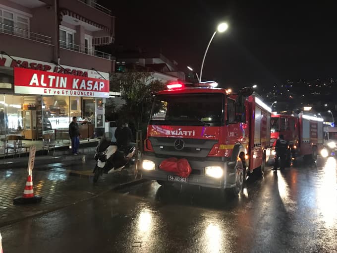 Serdivan'da bir dükkanın bacası yandı