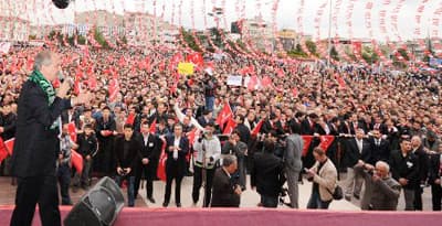 <strong><font face="Arial" size="2" color="#000000">Niye Tedbir Almadınız?</font></strong> <p><font face="Arial" size="2">Konuşmasında Başbakan Erdoğan'da y&uuml;klenen Kurtulmuş, Erdoğan'ın kredi kartı borcu olanlara ilişkin <font color="#333399">'d&uuml;r&uuml;st g&ouml;zle bakmam'</font> şeklindeki ifadesinin doğru olmadığını dile getirdi. Kurtulmuş,<font color="#333399"> &quot;<strong>Bu insanlar kredi kartıyla pırlanta almak i&ccedil;in mi kullandı? Beyaz eşya almak i&ccedil;in mı kullandı? Gemi, mısır fabrikası almak i&ccedil;in mi kullandı? </strong>Bu insanlar kredi kartını peynir ekmek almak i&ccedil;in kullandı. <strong>Daha &ouml;nce sizin d&ouml;neminizde peynir ekmek gibi kredi kartı dağıtılıyordu, o zaman niye tedbir almadınız?&quot;</strong></font> ifadelerini kullandı.<br /><br /><strong>Obama Ne İsteyecek?</strong></font></p><p><font face="arial,helvetica,sans-serif" size="2"><strong>ABD Başkanı Obama'nın Nisan ayında T&uuml;rkiye'ye yapacağı ziyareti de değerlendiren Kurtulmuş, Obama'nın h&uuml;k&uuml;metten Irak'taki asker ve silahlarını T&uuml;rkiye &uuml;zerinden &ccedil;ekmek i&ccedil;in istekte bulunacağını iddia etti.</strong> Kurtulmuş, h&uuml;k&uuml;meti uyararak Obama'nın bu isteğinin kabul edilmemesi &ccedil;ağrısında bulundu. </font></p>
