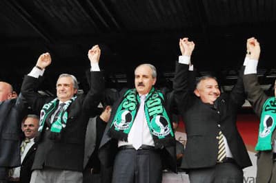 <p><font face="arial,helvetica,sans-serif" size="2">Kurtulmuş, Y&uuml;ksek se&ccedil;im Kurulu'nun (YSK) baş&ouml;rt&uuml;l&uuml;lerin sandık g&ouml;revlisi olmasını engelleyen kararına da &quot;<font color="#333399">B&ouml;yle <strong>şey olmaz. YSK neredeyse baş&ouml;rt&uuml;l&uuml;ler oy kullanmasın diyecek</strong>.&quot;</font> şeklinde tepki g&ouml;sterdi. <br /></font><br /><font face="arial,helvetica,sans-serif" size="2"><strong>Yazıcıoğlu i&ccedil;in Anons Yaptı</strong></font></p><p><font face="arial,helvetica,sans-serif" size="2">Mitingde konuşma yaparken BBP Genel Başkanı Muhsin Yazıcıoğlu'nun helikopter kazası ge&ccedil;irdiğini &ouml;ğrenen Kurtulmuş, haberi partililerle paylaştı. Kurtulmuş, <font color="#333399">&quot;BBP Genel Başkanı Muhsin Yazıcıoğlu helikopter kazası ge&ccedil;irerek ağır yaralanmış. Değerli kardeşimize Allah'tan şifa dileyerek bir an &ouml;nce sağlığına kavuşmasını istiyoruz.&quot; </font>dedi. <br /></font></p>