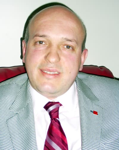 <p><font face="arial,helvetica,sans-serif" size="2"><strong>KİRLİ PAZARLIKLARIN HESABI SORULACAK</strong></font></p><p><font face="arial,helvetica,sans-serif" size="2">Bu kentin tepesinde bir takım kirli pazarlıkların yapıldığına dair duyumlar aldıklarını &ouml;ne s&uuml;ren Ey&uuml;p Yıldırım,<font color="#333399"> &ldquo;Eğer bu kentin tepesinde kirli pazarlıklar varsa bunların hesabı sorulacaktır&rdquo; </font>dedi.Yıldırım <font color="#333399">&ldquo;Elimizde kirli pazarlıklar olduğuna dair bilgi veya belge yok. Ama basından bu tarz kirli ilişki ve pazarlıklara şahit oluyoruz. Onları denetlememiz ve halkın hesap sormasını sağlamak gerek. Makamlara oturduğumuzda halk adına yapılan yanlışlar varsa, hesabı sorulacaktır&rdquo;</font> şeklinde konuştu.</font></p><p><font face="arial,helvetica,sans-serif" size="2">Belediye başkanlarının boy boy afişlerde yeralmasını da eleştiren Yıldırım, <font color="#333399">&ldquo;Belediyeler sadece bayındırlık işleri yapan kurumlar olmamalıdır. Belediyeler m&uuml;teahhit olmamalıdır. <strong>M&uuml;teahhitliğin &ouml;tesinde reklam artisliği şeklinde belediyeler &ouml;n plana &ccedil;ıkıyor</strong>. <strong>Belediye başkanı reklam artisti değildir</strong>&rdquo; </font>dedi.</font></p><p><font face="arial,helvetica,sans-serif" size="2"><strong>BOR&Ccedil; YİĞİDİN KAM&Ccedil;ISI OLMAMALI</strong></font></p><p><font face="arial,helvetica,sans-serif" size="2">Saadet Partisi Adapazarı belediye başkan adayı Ey&uuml;p Yıldırım, Adapazarı belediyesinin borcuna ilişkin soruya ise şu yanıtı verdi:</font></p><p><font face="arial,helvetica,sans-serif" size="2" color="#333399">&ldquo;<strong>Belediyenin borcu olduğunu biliyoruz. 600 trilyona yakın Sakarya B&uuml;y&uuml;kşehir Belediyesi'nin borcu olduğunu duyduk. </strong>Adapazarı ile ilgili net rakama ise tam ulaşamıyoruz. Borcumuz yok diyorlar ama kredi &ccedil;ekiyorlar. Buna da anlam veremedik. B&uuml;t&ccedil;eler milli g&ouml;r&uuml;ş kadrolarının eline ge&ccedil;tiğinde halka hizmetler gelecek. B&uuml;y&uuml;kşehir belediyesinin bor&ccedil;larının &ouml;denmesi m&uuml;mk&uuml;n değildir. Bor&ccedil; yiğidin kam&ccedil;ısı değildir, olmamalıdır da&rdquo;.</font></p>