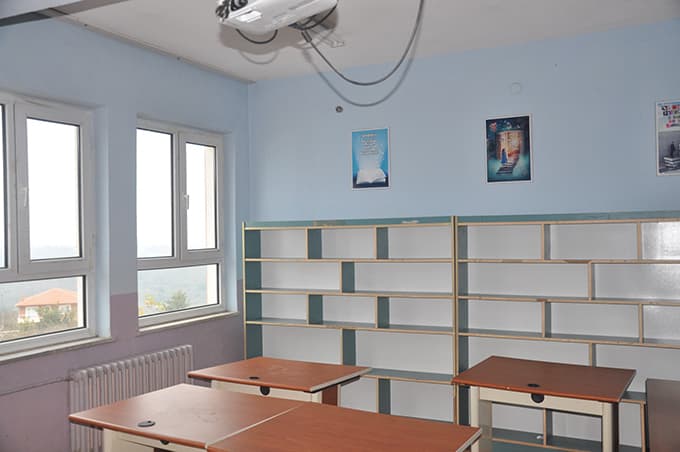 SAÜ'lü öğrencilerden köy okuluna kütüphane 