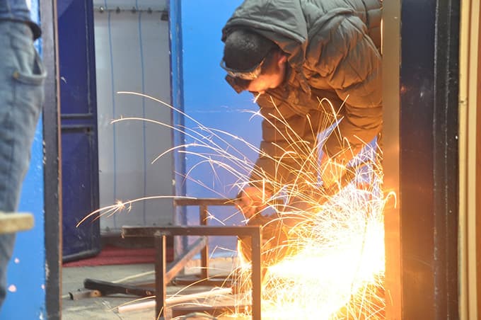 SAÜ'lü öğrencilerden köy okuluna kütüphane 