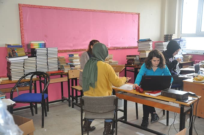 SAÜ'lü öğrencilerden köy okuluna kütüphane 