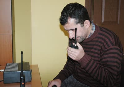 <font face="arial,helvetica,sans-serif" size="2"><strong>Enkaza Ulaşılamadı<br /></strong><br /></font><font face="arial,helvetica,sans-serif" size="2">İHA Sakarya Muhabiri Recai Y&uuml;ksel de TRAC &uuml;yesi iki g&ouml;revliyle telsizle temas kurdu. TRAC &uuml;yeleri, Kahramanmaraş'ın Kurucuova K&ouml;y&uuml;'n&uuml;n &uuml;st tarafında bulunan ve bir metre kar kalınlığı g&ouml;r&uuml;ş mesafesi 10 metrenin altında olan b&ouml;lgeye ulaştıkları ve helikopterin enkazıyla karşılaşamadıklarını s&ouml;yledi.<br /><br />Cep telefonu baz istasyonunun bulunduğu G&uuml;neyoluk Tepesi'nde ve Simse dağında Kahramanmaraş ve Adana Sivil Savunma ekiplerinin helikopteri arama &ccedil;alışmaları s&uuml;r&uuml;yor. <br /></font>
