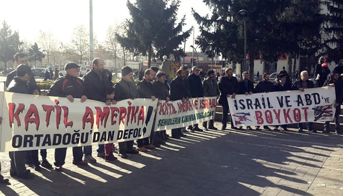 AKM önünde ABD ve İsrail bayrakları yakıldı