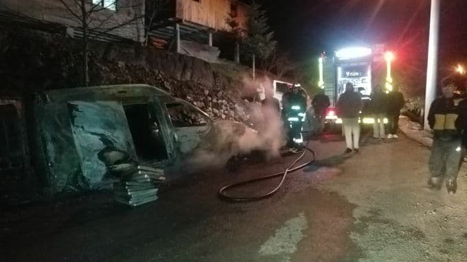 Park halindeki araç alev alev yandı