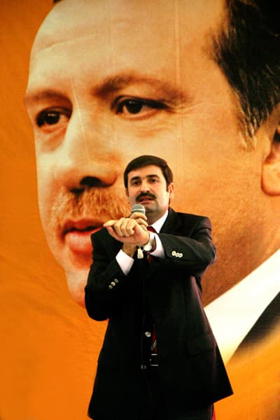 <p><font face="arial,helvetica,sans-serif" size="2"><strong>Sicil Affıyla Sabıka Kaydı Silindi<br /></strong><br />Birilerinin sorarlar diye cebinde sabıka kaydını taşıdığını dile getiren Milletvekili &Uuml;st&uuml;n, ş&ouml;yle konuştu:<font color="#333399"> &ldquo;Demek ki daha &ouml;nceden bir yerlerden mahk&ucirc;m olmuş. <strong>Yoksa yolsuzluktan mı mahk&ucirc;m oldu.</strong> Beni Ankara&rsquo;da 28 Şubat&ccedil;ılar attı demişti. <strong>Sakın yolsuzluktan atılmış olmasın.</strong> Bize yalan mı s&ouml;ylemiş yoksa. Değerli arkadaşlar d&ouml;nem d&ouml;nem sicil affı &ccedil;ıkartılır. İnsanlar belki uslanırlar, belki bir daha yolsuzluk yapmazlar, su&ccedil; işlemezler diye beş yılda bir sicil affı &ccedil;ıkar. <strong>Şimdi &ccedil;ıkarılan sicil affından birileri faydalanmış 5-10 yıl &ouml;nce almış olduğu cezayı sildirmiş benim sabıka kaydım yok diyor. Allahtan biz onu sildirmişiz de toplumun i&ccedil;inde gezebiliyor</strong>.&rdquo;</font></font></p><p><font face="arial,helvetica,sans-serif" size="2"><strong>5 Ay 5 G&uuml;nl&uuml;k Mahkumiyet<br /></strong></font><font face="arial,helvetica,sans-serif" size="2"><br />Enver To&ccedil;oğlu ile ilgili bir belge g&ouml;steren Milletvekili &Uuml;st&uuml;n, <font color="#333399">&ldquo;Bakın burada da 5 ay 25 g&uuml;n mahk&ucirc;m oldu diyor.<strong> Bunları s&ouml;ylemek istemezdik. Biz bu zamana kadar projelerimiz &uuml;zerinden konuşup şehirlerimize yapacaklarımızı anlattık.</strong> Maalesef birileri &ccedil;amur siyaseti yapıyor. <strong>Bakın bir kez daha s&ouml;yl&uuml;yorum: AK Parti&rsquo;ye kimse &ccedil;amur atamaz. Eğer camlı k&ouml;şkte oturuyorsan dikkat et, bir g&uuml;n bir taş atar b&uuml;t&uuml;n o camı kırarız. Son kez uyarıyorum</strong>&rdquo;</font> dedi. </font></p>