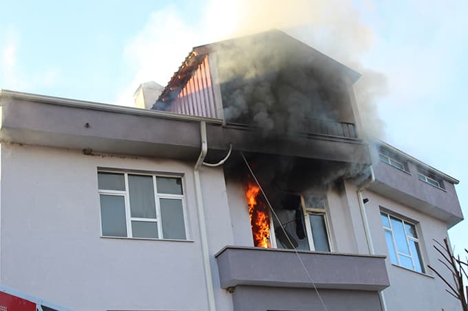 Ferizli'de bir ev cayır cayır yandı
