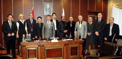 <font face="Arial" size="2" color="#000000"><strong>40 Bin Kişiye İstihdam</strong></font> <p><font face="Arial" size="2">Yatırımla ilgili ayrıntılı bilginin stratejik &ouml;nem sebebiyle şimdilik verilmek istenmediğini ifade eden Altmışd&ouml;rt, Karasu il&ccedil;esine kurulması planlanan fabrikada yılda 100 bin ara&ccedil; &uuml;retilmesinin hedeflendiğini belirtti. Altmışd&ouml;rt <font color="#333399">&quot;Bu da Chery'nin toplam &uuml;retiminin y&uuml;zde 10'una denk bir sayı. İstihdam a&ccedil;ısından da doğrudan 10 bin kişinin &ccedil;alışması s&ouml;z konusu. Yan sanayiyi de hesaba kattığınızda, 40 bin kişinin istihdamı s&ouml;z konusu olacak'' </font>dedi. </font></p><p><font face="arial,helvetica,sans-serif" size="2">Karasu Belediye Başkanı Ahmet Gen&ccedil; ise &Ccedil;in heyetine belediye olarak her t&uuml;rl&uuml; desteği vereceklerini belirterek &quot;<font color="#333399">Bu yatırımı ka&ccedil;ırmak istemiyoruz&quot;</font> dedi. </font></p>