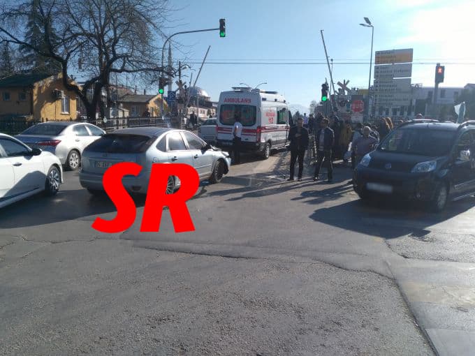 Hemzemin geçitte trafik kazası