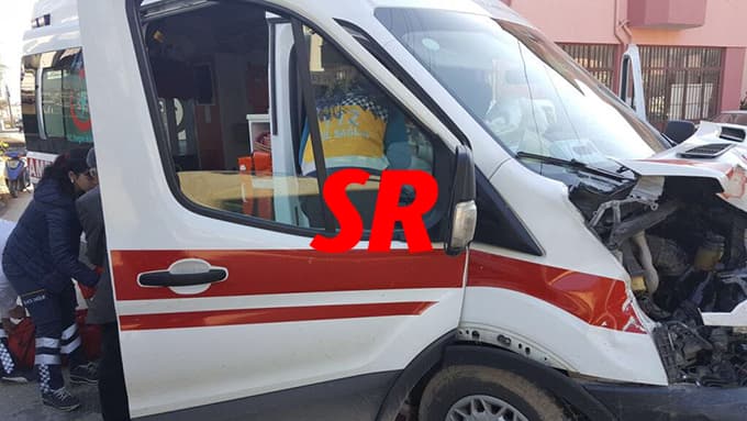 Ambulans ve kamyonet çarpıştı