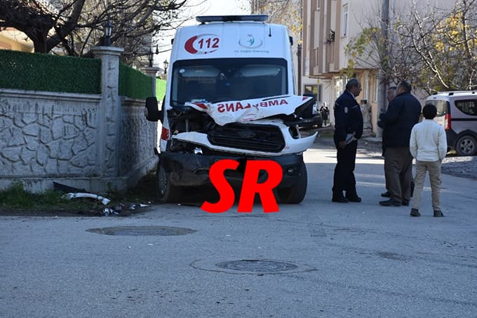 Ambulans ve kamyonet çarpıştı