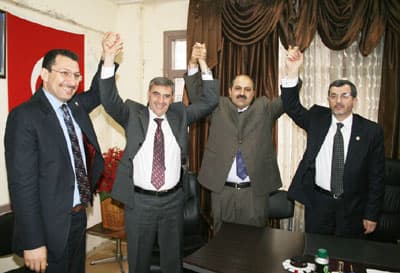 <font face="Arial" size="2" color="#000000">S&ouml;z Konusu&nbsp;Sakarya'nın Geleceğidir</font><br /><br /><font face="Arial" size="2">Mehmet Adıg&uuml;zel'e teşekk&uuml;r eden AK Parti Sakarya B&uuml;y&uuml;kşehir Belediye Başkan adayı Zeki To&ccedil;oğlu ise<font color="#333399">, &quot;Sakaryamız i&ccedil;in bug&uuml;n &ouml;nemli bir karar alınmıştır. Bu anlamda katkısı olan herkese teşekk&uuml;r ediyorum. Burada s&ouml;z konusu olan ne Zeki To&ccedil;oğlu'dur, ne Mehmet Adıg&uuml;zel'dir. S&ouml;z konusu olan Sakarya'nın geleceğidir. Sakarya'nın geleceği i&ccedil;in aldığınız bu karar i&ccedil;in hepinizi kutluyorum, hepinize teşekk&uuml;r ediyorum. İnşallah bug&uuml;ne kadar olduğu gibi bundan sonra da yine sizlerle i&ccedil; i&ccedil;e, sizlerle omuz omuza bu şehre hizmet etmeye devam edeceğiz&quot;</font> diye konuştu. <br /><br />AK Parti Sakarya Milletvekili Recep Yıldırım ise, <font color="#333399">&quot;Mehmet kardeşimin b&uuml;y&uuml;kşehire bağımsız olarak aday olduğunu duyduğum anda i&ccedil;ime bir burukluk d&uuml;şm&uuml;şt&uuml;. Ama şimdi o burukluk benden gitti. Ben inanıyorum ki Mehmet kardeşim bug&uuml;nk&uuml; hareketiyle &ccedil;ok b&uuml;y&uuml;k bir takdir topladı. Kendisine huzurlarınızda &ccedil;ok teşekk&uuml;r ediyorum&quot;</font> dedi.</font>