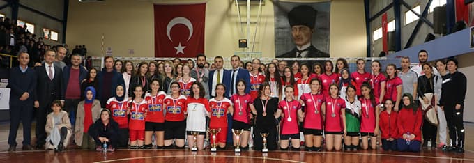 Liseler arası voleybolda ödüller sahiplerini buldu