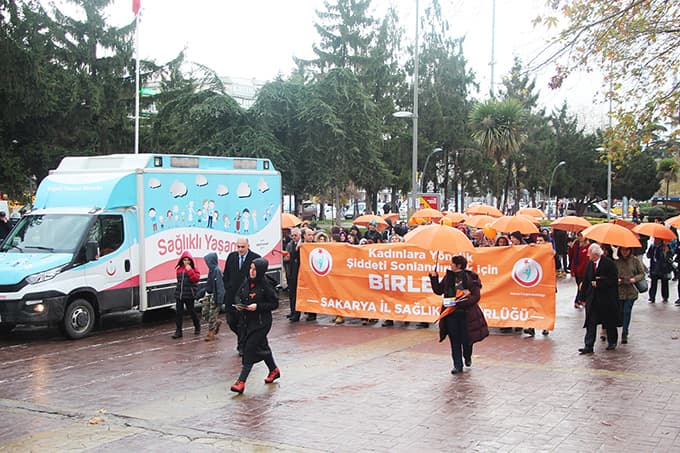 Şiddete tepki olarak turuncu şemsiyelerle yürüdüler