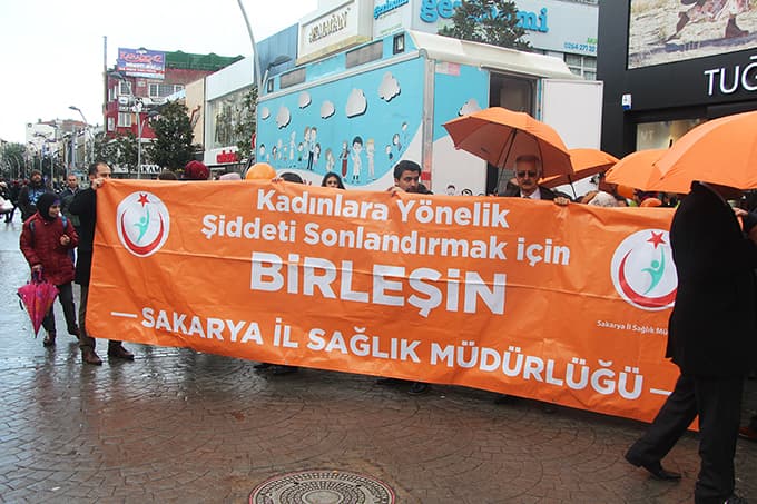 Şiddete tepki olarak turuncu şemsiyelerle yürüdüler