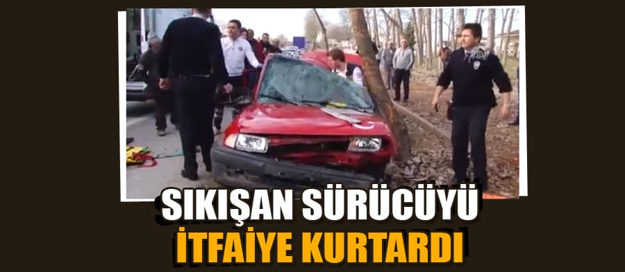 Ağaca çarpıp sıkışan sürücüyü itfaiye kurtardı