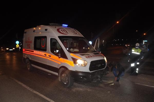 Yaralıları taşıyan ambulans kaza yaptı