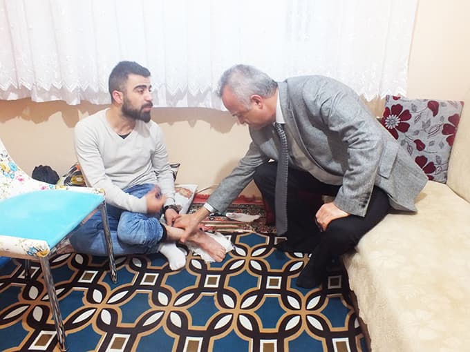 İl Sağlık Müdürü, kemik hastalığı olan genci ziyaret etti