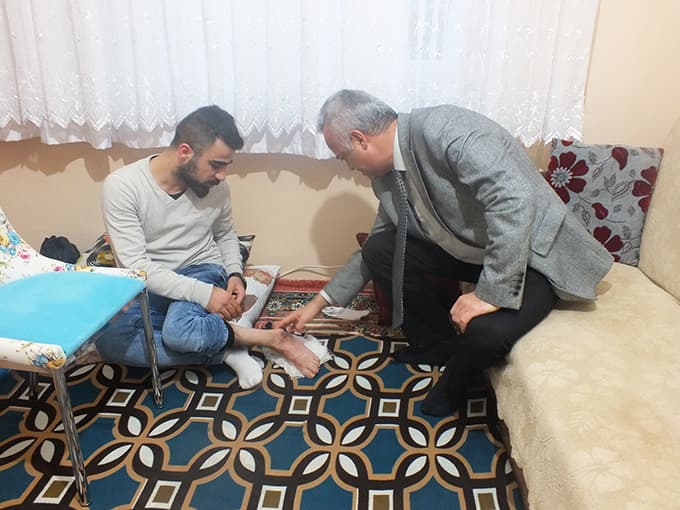 İl Sağlık Müdürü, kemik hastalığı olan genci ziyaret etti