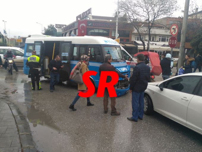 Yolcu minibüsü ile otomobil kafa kafaya çarpıştı