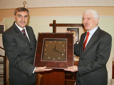 <strong><font face="Arial" size="2" color="#000000">G&ouml;z&uuml;m Arkada Kalmayacak</font></strong><br /><br /><font face="Arial" size="2">Serdivan Belediye Başkanı Zeki To&ccedil;oğlu'nun &ccedil;ok deneyimli ve d&uuml;r&uuml;st bir kişi olduğunu ifade eden Başkan Duran<font color="#333399"> &ldquo;Zeki kardeşim, ismi gibi zeki, d&uuml;r&uuml;st, deneyimli ve &ccedil;alışkandır. <strong>B&uuml;y&uuml;kşehir belediye başkanlığından ayrılırken g&ouml;z&uuml;m arkada kalmayacak</strong>. &Ccedil;&uuml;nk&uuml; Zeki kardeşim Serdivan'a nasıl g&uuml;zel hizmetler verdiyse, Sakarya'ya aynı g&uuml;zellikte hizmetler verecektir. Bundan hi&ccedil; ş&uuml;phem yok. B&uuml;y&uuml;kşehir Belediyesini g&ouml;n&uuml;l rahatlığı ile Zeki kardeşime teslim edeceğim. Kendisine başarılar diliyorum&rdquo;</font> diye konuştu.</font>