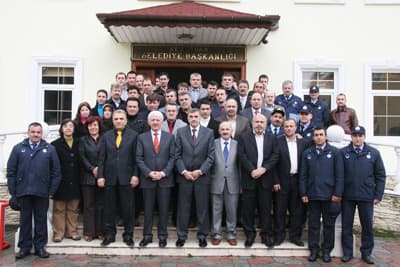 <font face="arial,helvetica,sans-serif" size="2"><strong>Hediye Verdi</strong><br /><br /></font><font face="arial,helvetica,sans-serif" size="2">Serdivan Kaymakamı Fahri Keser ise Başkan Duran'ı ağırlamaktan onur duyduğunu belirterek,<font color="#333399"> &ldquo;3 d&ouml;nem şehrimizde B&uuml;y&uuml;kşehir belediye başkanlığı yapmış Başkan Aziz Duran'ı ağırlamaktan son derece mutluyum. Sakarya sizin hizmetlerinizle gelişmiş ve modern şehirlerarasında yerini aldı. Serdivan il&ccedil;emizede b&uuml;y&uuml;k katkılarınız olmuş. T&uuml;m hizmetleriniz i&ccedil;in şahsın ve Serdivanlılar adına teşekk&uuml;r ediyorum&rdquo; </font>dedi. <br /><br />B&uuml;y&uuml;kşehir Belediye Başkanı Adayı ve Serdivan Belediye Başkanı Zeki To&ccedil;oğlu g&uuml;n&uuml;n anısına Başkan Duran' a duvar saati hediye etti.</font>