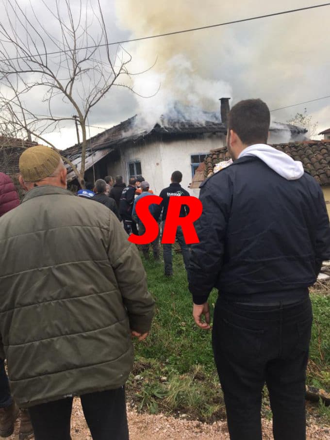 Yanan eve girip yaşlı kadını kurtardı