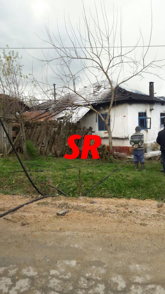 Yanan eve girip yaşlı kadını kurtardı