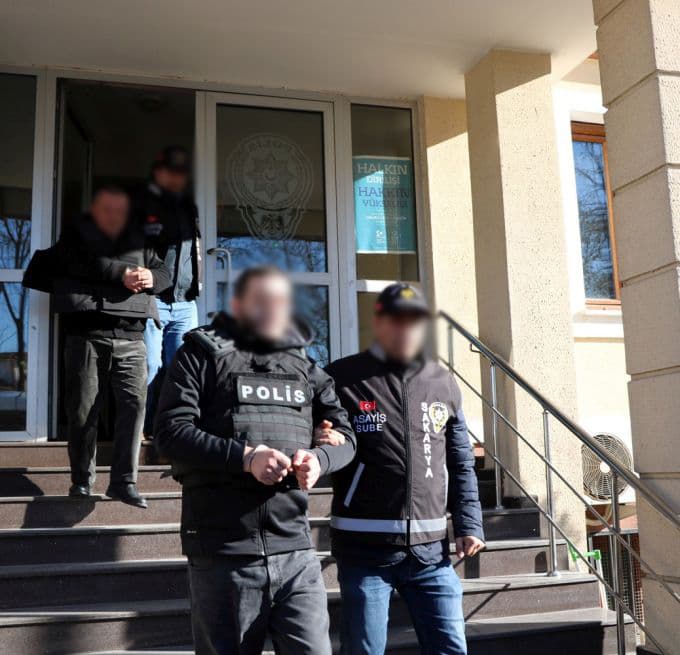 "Dur" ihtarına uymayan araçtan uzun namlulu silah çıktı