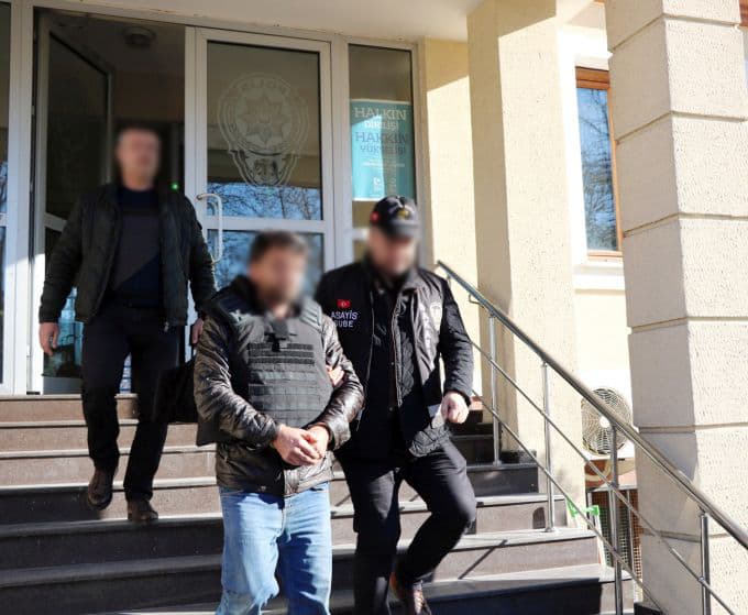 "Dur" ihtarına uymayan araçtan uzun namlulu silah çıktı