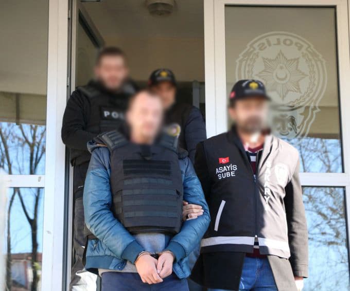 "Dur" ihtarına uymayan araçtan uzun namlulu silah çıktı