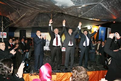 <p><font face="arial,helvetica,sans-serif" size="2"><strong>Yolsuzlukların &Ouml;n&uuml;ne Ge&ccedil;tik</strong></font></p><p><font face="arial,helvetica,sans-serif" size="2">AK Parti iktidarında yolsuzlukların &ouml;n&uuml;ne ge&ccedil;ildiğini, hortumların kesildiğini, hukuk olayların &uuml;zerine korkusuzca gidildiğini anlatan Milletvekili Ayhan Sefer &Uuml;st&uuml;n, <font color="#333399">&ldquo;T&uuml;rkiye&rsquo;de hukukun &uuml;st&uuml;nl&uuml;ğ&uuml;n&uuml; tesis etmek i&ccedil;in var g&uuml;c&uuml;m&uuml;zle &ccedil;alışıyoruz. Bizim bir tek derdimiz var: Hak ve adaletin sağlanması. Bu &ccedil;er&ccedil;evede, hukuku &uuml;st&uuml;n tutarak milletimize en g&uuml;zel hizmeti vermenin derdindeyiz. Milletimiz ge&ccedil;miş iktidarları da g&ouml;rd&uuml; ve şimdi bizi en iyi şekilde değerlendiriyor. Biz, bir anayasa kitap&ccedil;ığını atılmasıyla patlayan krizleri, milletin derdine derman olamayıp, iktidarı bırakıp ka&ccedil;anları, halkın parası bankalarda hortumlanırken seyirci kalanları &ccedil;ok iyi biliyoruz. Bunları, milletimiz de yakından tanıyor. Şimdi, bu insanlar &ccedil;ıkmış sizden oy istiyor&rdquo;</font> diye konuştu. </font></p>