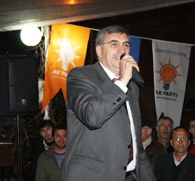 <p><font face="arial,helvetica,sans-serif" size="2"><strong>Bizim Farkımız Hizmet</strong></font></p><p><font face="arial,helvetica,sans-serif" size="2">AK Parti&rsquo;nin belediyecilikte de hizmet farkını ortaya koyduğunu anlatan Milletvekili Ayhan Sefer &Uuml;st&uuml;n, <font color="#333399">&ldquo;İşte duble yollar, işte parklar, &ccedil;evre d&uuml;zenlemeleri, katı atık depolama tesisleri. Depremden &ccedil;ıkan şehrimiz AK Parti iktidarı d&ouml;neminde ayağa kaldırılmış, asrın felaketini yaşamış insanlarımızın yaraları sarılıp, depremin izleri silinmiştir. Şimdi bazıları AK Parti&rsquo;nin hizmetlerine ve kadrolarına &ccedil;amur atıyor. Cebinde sabıka kaydı ile dolaşan bu şaibeli kişilerin kim olduğunu siz &ccedil;ok iyi biliyorsunuz. Hayatı boyunca o parti senin bu parti benim dolaşan, şaibeli işlerden yargılanan bu kişiler, şimdi halkın karşısına &ccedil;ıkıp temiz siyasetten bahsediyorlar. Aziz milletimiz bunlara en iyi ve hak ettiği cevabı sandıkta verecektir. Bunların hesabı sandıkta kesilecek. Milletimiz kimin ak, kimin kara olduğunu gayet iyi biliyor. Hizmet denilince, yolsuzlukla, yoksullukla, yalanla m&uuml;cadelede kimin &ouml;ne &ccedil;ıktığını takdir ediyor&rdquo;</font> dedi.</font></p>