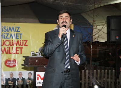 <p><font face="arial,helvetica,sans-serif" size="2"><strong>Sakarya D&uuml;nya Kenti Olacak</strong></font></p><p><font face="arial,helvetica,sans-serif" size="2">AK Parti B&uuml;y&uuml;kşehir Belediye Başkan Adayı Zeki To&ccedil;oğlu ise il&ccedil;elerin t&uuml;m&uuml;ne eşit hizmet vereceklerini ve t&uuml;m il&ccedil;elerde aynı yaşam standardını tesis edeceklerini belirterek, şunları dile getirdi: <font color="#333399">&ldquo;Biz yalan dolan, iftira siyaseti yapmıyoruz. Milletimiz AK Parti&rsquo;yi, AK Parti&rsquo;nin Genel Başkanı&rsquo;nı ve adaylarını yakından tanıyor. Sakarya&rsquo;yı 21. Y&uuml;zyıl&rsquo;da &ouml;ne &ccedil;ıkan kentler arasına sokmak i&ccedil;in projelerimizi hazırladık. Sakarya, T&uuml;rkiye&rsquo;nin ve d&uuml;nyanın &ouml;nde gelen kentleriyle rekabet edebilecek şehirler arasına girecektir. Bu alanda, ilimizin yaşam standartlarını y&uuml;kseltecek, k&uuml;lt&uuml;rden eğitim ve sanayiye her alanda refahı arttıracak atılımları yapacağız. AK Parti ile T&uuml;rkiye bu atılım yaptı. Sakarya ilimiz de bu hizmetleri en g&uuml;zel şekilde alacaktır. Milletimizin bu konuda kuşkusu yok. &Ccedil;&uuml;nk&uuml; aziz milletimiz bizi yakından tanıyor, biliyor. Biz s&ouml;z&uuml;m&uuml;z&uuml;n eriyiz. Milletimizi boş s&ouml;zler ve vaatlerle kandırmıyoruz. Bazı iftira siyaseti g&uuml;denler, vatandaşlarımıza iş vaadiyle, olmayacak s&ouml;zlerle kandıranlar sandıkta gereken cevabı alacaktır. Son kararı milletimiz verecektir&rdquo;</font> diye konuştu.&nbsp; </font></p>