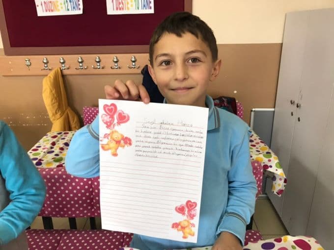 <font face="arial,helvetica,sans-serif" size="2"><strong><br />&quot;&Uuml;lkemize gelip bizimle 23 Nisan Bayramı'nı kutlamanı &ccedil;ok isterdim&quot;<br /></strong><br />3. sınıf &ouml;ğrencisi Ezgi Top&ccedil;u da Sudanlı İman'a yazdığı mektupta isminin g&uuml;zel olduğunu bildirdi.<br /><br />İman'ı  &ccedil;ok merak ettiğini dile getiren Top&ccedil;u, &quot;Seninle y&uuml;z y&uuml;ze tanışmak &ccedil;ok  g&uuml;zel olurdu. Sana sarılmayı &ccedil;ok isterdim ama olsun ben seni g&ouml;rmesem de  &ccedil;ok seviyorum. Peki sen de beni seviyor musun? Hi&ccedil; uzakta kardeşim  olmamıştı. Biliyor musun ben ilk defa yabancı &uuml;lkeden bir arkadaşa  mektup yazıyorum. Yaşadığım yerde b&uuml;t&uuml;n mevsimler yaşanıyor. Burası  deniz, nehir, dere, ırmak, şelale, tarihi eserler ve doğal g&uuml;zellikleri  olan bir &uuml;lke. Senin yaşadığın yeri &ccedil;ok merak ediyorum. Mektubunda bana  oraları anlatır mısın? Orada sana iyi bakıyorlar mı? Mutlu musun, &uuml;zg&uuml;n  m&uuml;s&uuml;n?&quot; ifadesini kullandı.<br /><strong><br />Top&ccedil;u, mektubunda İman'ın hayatını merak ettiğini belirterek, şunları yazdı:</strong><br /><br />&quot;Senin  de bir kardeşin varmış. Benim de var. O okumayı &ouml;ğreniyor, &ouml;ğrenince o  da sana mektup yazacak. Bizim &uuml;lkemizde &ccedil;ocukların 23 Nisan bayramı var.  Sizin &uuml;lkenizde &ccedil;ocuklara ait bir bayramınız var mı? &Uuml;lkemize gelip  bizimle 23 Nisan bayramını kutlamanı &ccedil;ok isterdim. &Uuml;lkemden sana kucak  dolusu sevgiler g&ouml;nderiyorum. Seni yanaklarından &ouml;p&uuml;yorum. Burada bir  kardeşin olduğunu unutma. Sabırsızlıkla senden cevap bekliyorum. Sana  seve seve mektup yazarım. Yabancı arkadaşım İman g&ouml;r&uuml;ş&uuml;r&uuml;z.&quot;<br /><br />&Ouml;te  yandan Sakarya'da &quot;Her Sınıfın Bir Yetim Kardeşi Var&quot; projesi  kapsamında, son bir yılda 350 okuldan &ouml;ğrencilerin 150 &uuml;lkeden 2 bine  yakın yetime yardım ettiği &ouml;ğrenildi.</font>