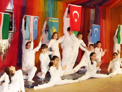 <p><font face="arial,helvetica,sans-serif" size="2"><strong>Ata Sporları Canlandırıldı</strong><br /><br />Geleneksel T&uuml;rk sporlarını temsil eden bir g&ouml;steriden sonra izleyenlerin b&uuml;y&uuml;k bir coşku ile desteklediği jimnastik g&ouml;sterisi ile devam edildi. G&ouml;sterinin sonunda oluşturulan kulede T&uuml;rkiye Bayrağı&rsquo;nı, diğer &ouml;ğrencilerin de T&uuml;rk Cumhuriyetlerini temsil eden bayrakları a&ccedil;ması izleyenlerden b&uuml;y&uuml;k alkış aldı.</font></p>
