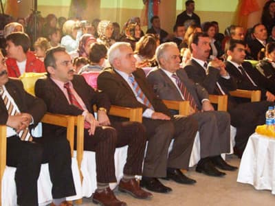 <p><font face="arial,helvetica,sans-serif" size="2"><strong>Bah&ccedil;elievler Gazi İlk&ouml;ğretim Okulu&rsquo;na Yakışan Bir Kutlama</strong><br /><br />Programa katılanlar, kutlama programında her şeyin en ince ayrıntısıyla d&uuml;ş&uuml;n&uuml;ld&uuml;ğ&uuml;n&uuml; belirttikten sonra programı akışı, i&ccedil;eriği ve &ouml;ğrencilerin performansı ile takdire şayan bulduklarını; Bah&ccedil;elievler Gazi İlk&ouml;ğretim Okulu&rsquo;na yakışan bir program ger&ccedil;ekleştirildiğini dile getirdiler.</font></p>