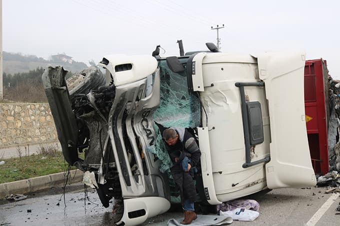Pamukova'da TIR devrildi