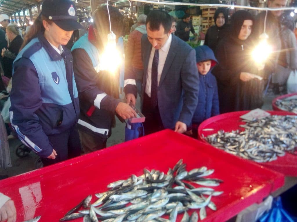 Zabıtadan pazar tezgahlarına sıkı denetim