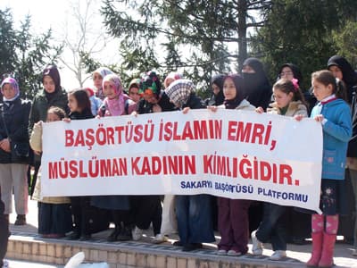 <p><font face="arial,helvetica,sans-serif" size="2">Değerli Sakaryalılar, sayın basın mensupları;<br /><br /></font><font face="arial,helvetica,sans-serif" size="2">&Ouml;ncelikle, ge&ccedil;irmiş olduğu helikopter kazasında hayatını kaybeden, T&uuml;rk Siyasi hayatının temiz, d&uuml;r&uuml;st, ilkeli ve dik duran, tek başına bile olsa doğru bildiğini s&ouml;yleyen ve s&ouml;yledikleri gibi davranan ender şahsiyetlerinden birisi olan Muhsin Yazıcıoğlu&rsquo;nun vefatı nedeniyle, kendisine Allah&rsquo;tan rahmet diliyoruz.&nbsp;&nbsp; <br /></font><font face="Arial" size="2"><br /></font><font face="arial,helvetica,sans-serif" size="2"><font color="#333399"><strong>Değerli Sakaryalılar;</strong></font><br /></font><font face="arial,helvetica,sans-serif" size="2"><br />Yarın yapılacak olan&nbsp; yerel se&ccedil;imlerin arifesindeyiz.&nbsp;&Ouml;zellikle iktidar ve ana muhalefet partilerinin&nbsp; se&ccedil;im meydanlarında sergilemiş oldukları sığ, seviyesiz ve faydasız tartışmalar&nbsp; ile&nbsp; birbirlerine karşı k&uuml;f&uuml;rlere varan hakaretlere bolca şahit olduk.&nbsp;Halkın refah ve k&uuml;lt&uuml;rel seviyesini arttıracak, birbiriyle kenetlenmesine katkı sağlayacak, hak ve &ouml;zg&uuml;rl&uuml;kleri genişletecek&nbsp; sosyal ve siyasi projeleri olmayan insanların, &uuml;lkemizi y&ouml;netmeye talip olmalarını &uuml;z&uuml;nt&uuml; ve ibretle izledik.</font></p><p><font face="arial,helvetica,sans-serif" size="2"><strong><font color="#333399">Değerli Sakaryalılar;</font></strong><br /><br /></font><font face="arial,helvetica,sans-serif" size="2">Bu se&ccedil;imler &ouml;ncesinde, vermiş olduğu tartışmalı kararlar ile dikkatleri &uuml;zerinde &ccedil;eken&nbsp;YSK da, en son verdiği baş&ouml;rt&uuml;s&uuml; kararı ile&nbsp;&nbsp;&nbsp; yasak&ccedil;ılar&nbsp;kervanına&nbsp;katılmış bulunmaktadır. Tıpkı&nbsp;daha &ouml;nce de &ouml;rneklerini g&ouml;rd&uuml;ğ&uuml;m&uuml;z, kendini millet iradesinin &uuml;zerinde g&ouml;rme, hukuk katletme pahasına zorlama yorumlar ve sonu&ccedil;ta ortaya &ccedil;ıkan hukuka ve insan haklarına aykırı kararlar YSK,&nbsp;yayınlamış olduğu genelgeyle, Sandık Kurullarını kamusal alan ilan ederek,&nbsp; Sandık Kurulu &uuml;yelerinin de&nbsp; hizmet veren konumunda olduğunu belirtmiş ve kurul &uuml;yelerinin&nbsp; başı &ouml;rt&uuml;l&uuml; olarak g&ouml;rev yapamayacaklarına karar vermiştir.</font><font face="arial,helvetica,sans-serif" size="2">. </font></p>